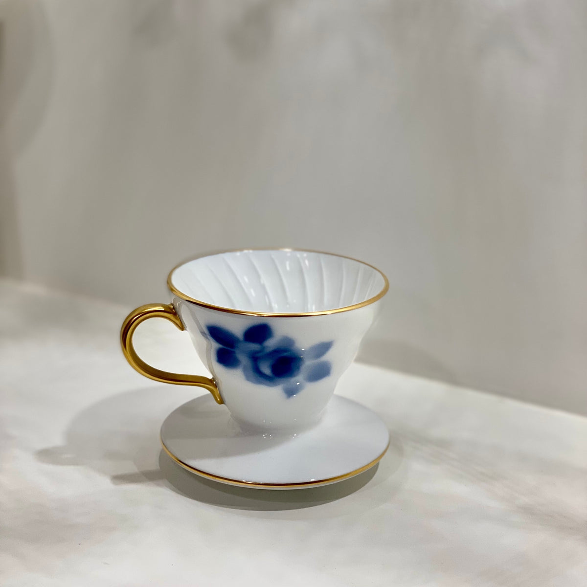 HARIO × 大倉陶園 V60 ブルーローズドリッパー 01size/ V60 Blue rose dripper collaborate –  HARIO CAFE Online Shop